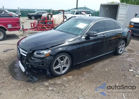 2017 Mercedes-Benz C 300 4Matic/Luxury 4Matic/Sport 4Matic z USA, uszkodzony, nr VIN 55SWF4KB2HU223960